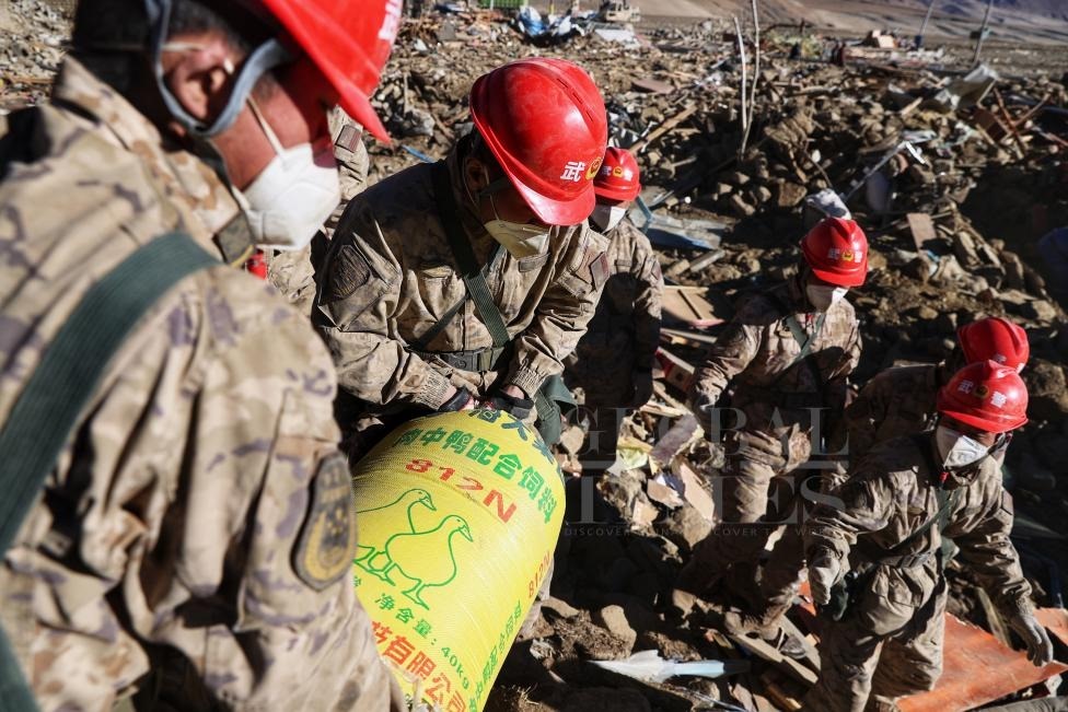 1月10日，定日縣長所鄉(xiāng)古榮村，武警官兵幫助受災(zāi)群眾整理廢墟，搶救被掩埋的物資。環(huán)球時(shí)報(bào)記者崔萌攝