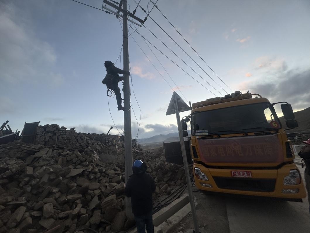1月10日，定日縣長所鄉(xiāng)，國家電網(wǎng)西藏電力員工正在搶修災(zāi)區(qū)受損線路。人民日報(bào)記者宋豪新攝