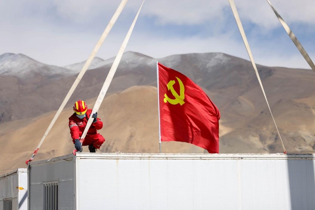 1月13日，定日縣長所鄉(xiāng)嘎布村安置點(diǎn)，中國安能三局成都基地支援震區(qū)的黨員突擊隊(duì)隊(duì)員在搭建活動(dòng)板房。人民日報(bào)記者張武軍攝