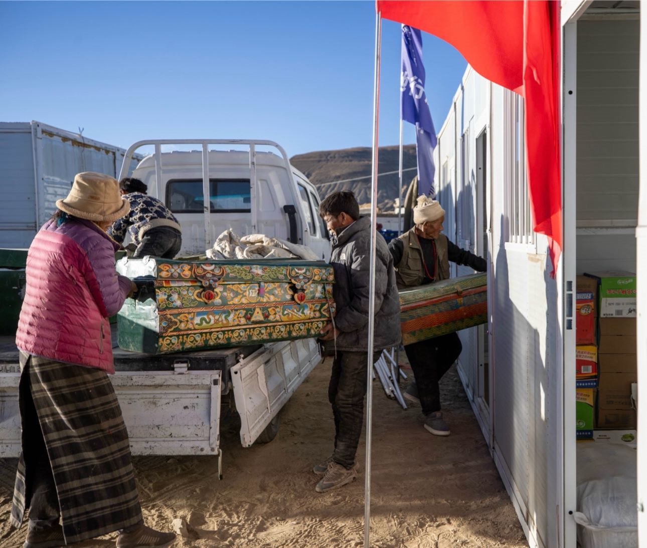 1月11日，西藏定日縣曲洛鄉(xiāng)措昂村，首批入住活動(dòng)板房的村民正在搬運(yùn)物品，為入住做準(zhǔn)備。人民日報(bào)記者張武軍攝