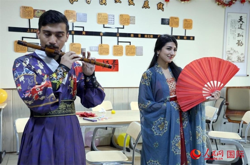 薩拉赫丁大學(xué)中文系學(xué)生們展示才藝。人民網(wǎng)伊納斯·易卜拉欣攝