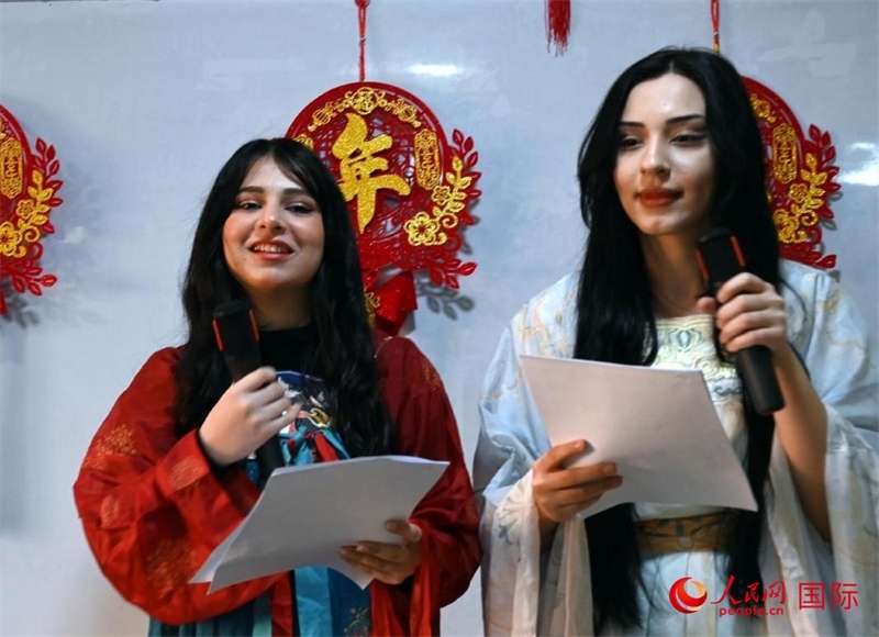 活動由中文系學(xué)生主持。人民網(wǎng)伊納斯·易卜拉欣攝