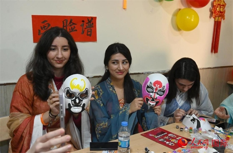 畫臉譜。人民網(wǎng)伊納斯·易卜拉欣攝