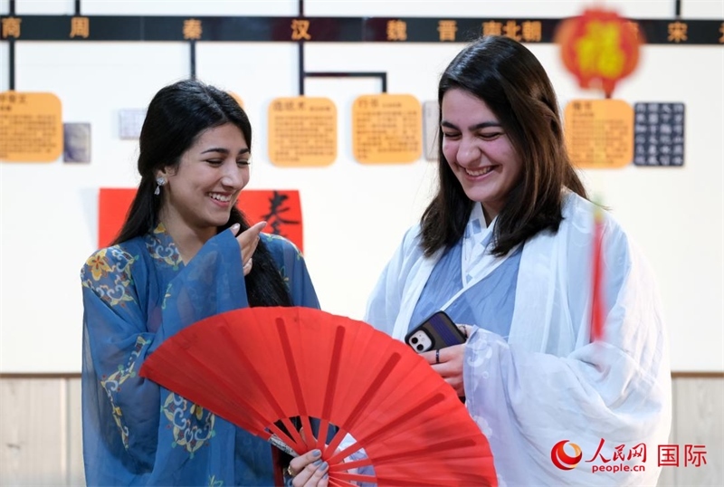 兩名參加活動的學(xué)生。人民網(wǎng)伊納斯·易卜拉欣攝