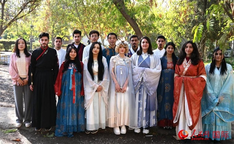 部分參加活動的師生合影。人民網(wǎng)伊納斯·易卜拉欣攝