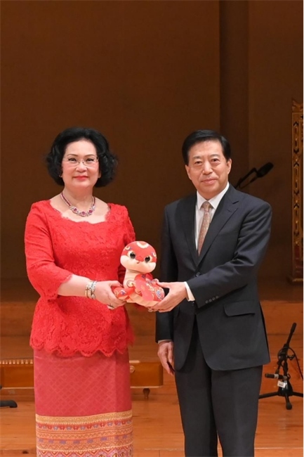中國駐泰國大使韓志強(qiáng)與國際奧委會(huì)委員、泰國愛樂樂團(tuán)董事會(huì)主席坤仁帕塔瑪共同出席音樂會(huì)。主辦方供圖