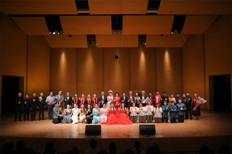 音樂會(huì)嘉賓與表演者集體合影?；顒?dòng)主辦方供圖