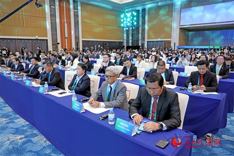 這是1月16日在南寧國際會展中心拍攝的“世界市長對話·南寧”活動現(xiàn)場。人民網(wǎng)記者 趙益普攝