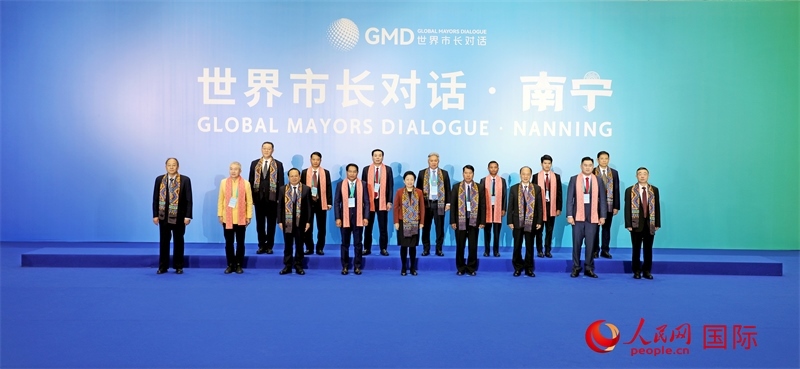 在南寧國際會展中心金桂花廳外，參加活動的中國和東盟國家市長合影留念。人民網(wǎng)記者 趙益普攝