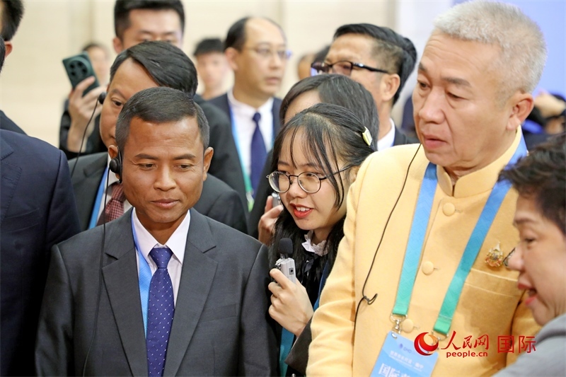 東盟國家市長在觀看、體驗南寧非遺展示。人民網(wǎng)記者 趙益普攝