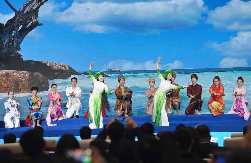 這是1月16日，在南寧國際會展中心，演員在“世界市長對話·南寧”活動間隙表演節(jié)目。新華社記者 陸波岸 攝