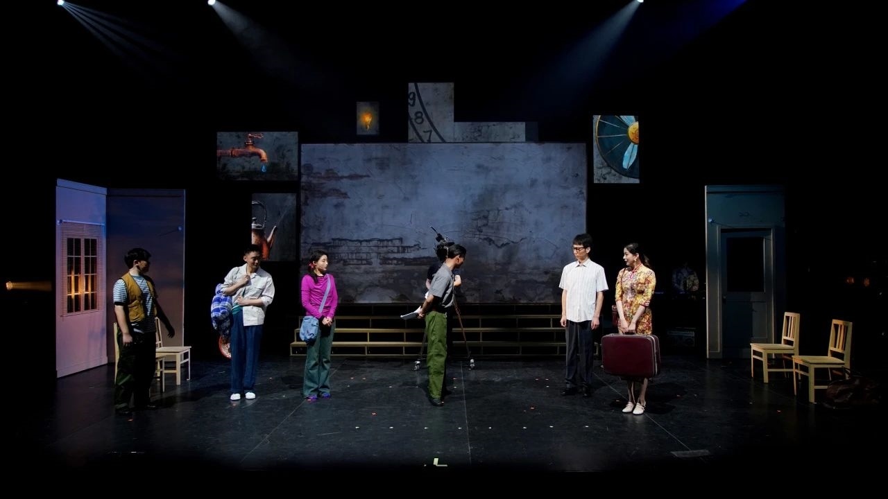 話劇《布吉出租屋》劇照。中國(guó)國(guó)家話劇院供圖