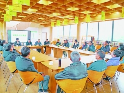 各種形式的民主協(xié)商議事會在余杭區(qū)落地生花。圖為黃湖鎮(zhèn)就共富工坊工作召開未來鄉(xiāng)村議事會。資料圖片