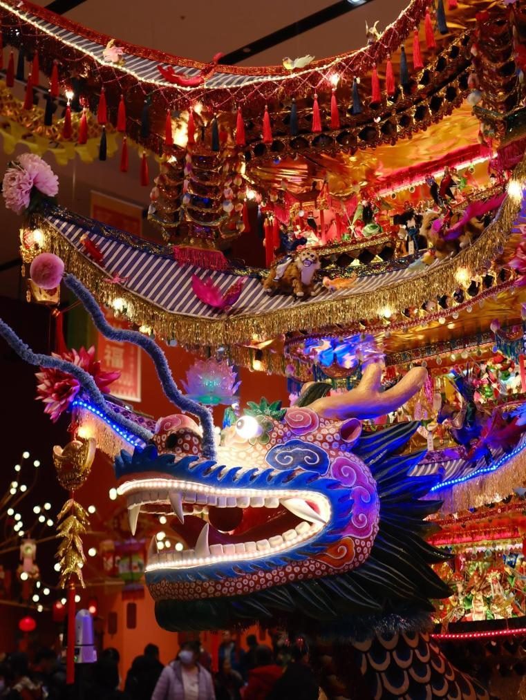 圖為“過年——春節(jié)主題展”中展出的浙江樂清首飾龍燈彩。