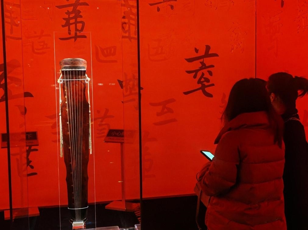 近日，在浙江省博物館之江館區(qū)，故宮博物館收藏的唐“大圣遺音”琴在“‘故宮·茶世界’觀茶——茶文化精品展”展出。新華社記者 馮源 攝