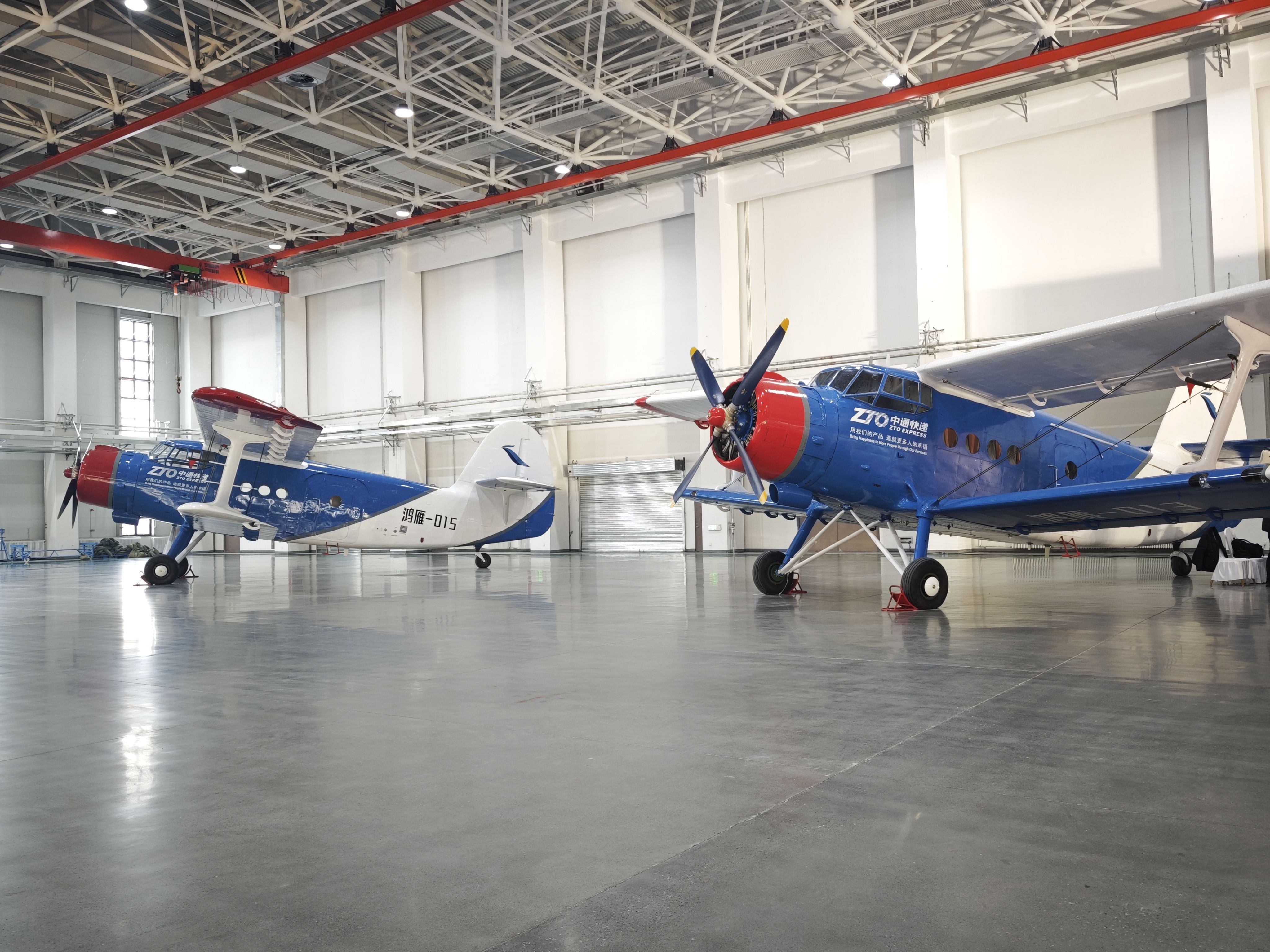 1月20日，停放在交付現(xiàn)場的大型無人機鴻雁（HY100）。新華社記者 茍立鋒 攝