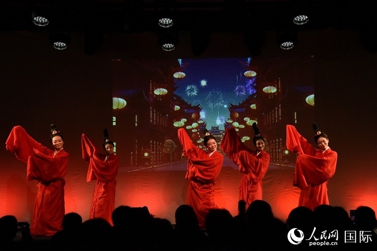 舞蹈《金蛇狂舞》。人民網(wǎng)記者 殷淼攝