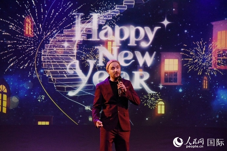 瑞典籍歌手天木演唱歌曲《Happy New Year》。人民網(wǎng)記者 殷淼攝