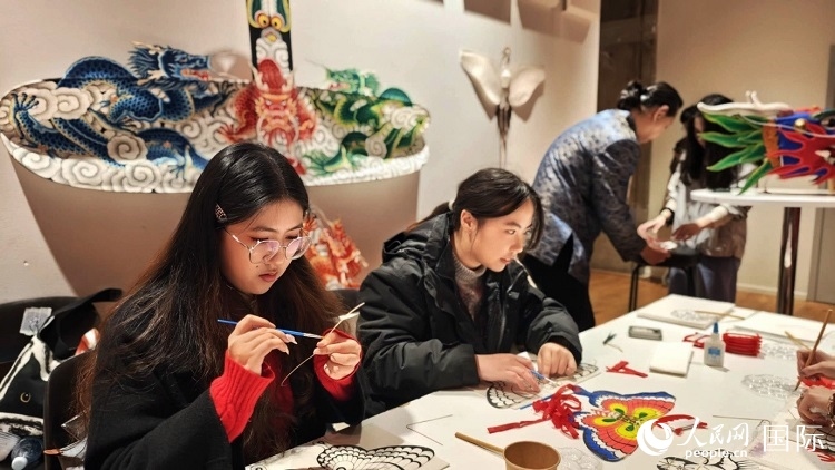 體驗非遺文化“制作小風(fēng)箏”。人民網(wǎng)記者 殷淼攝