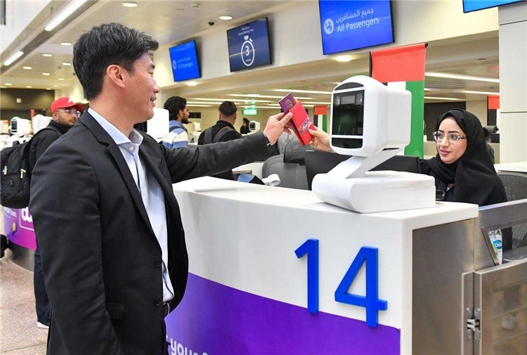 1月22日，迪拜免稅店聯(lián)合迪拜移民局向入境中國旅客贈(zèng)送新年賀禮。迪拜移民局供圖