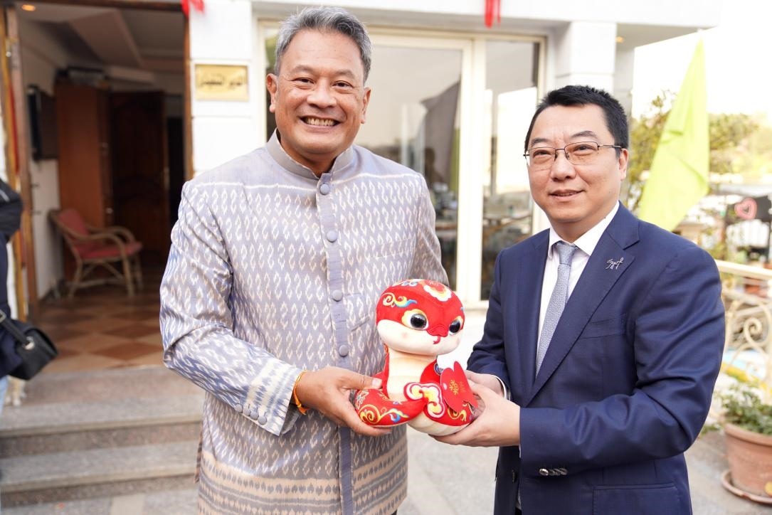 中國駐埃及使館參贊兼開羅中國文化中心主任張易向塔納瓦大使贈送2025“歡樂春節(jié)”吉祥蛇。開羅中國文化中心供圖