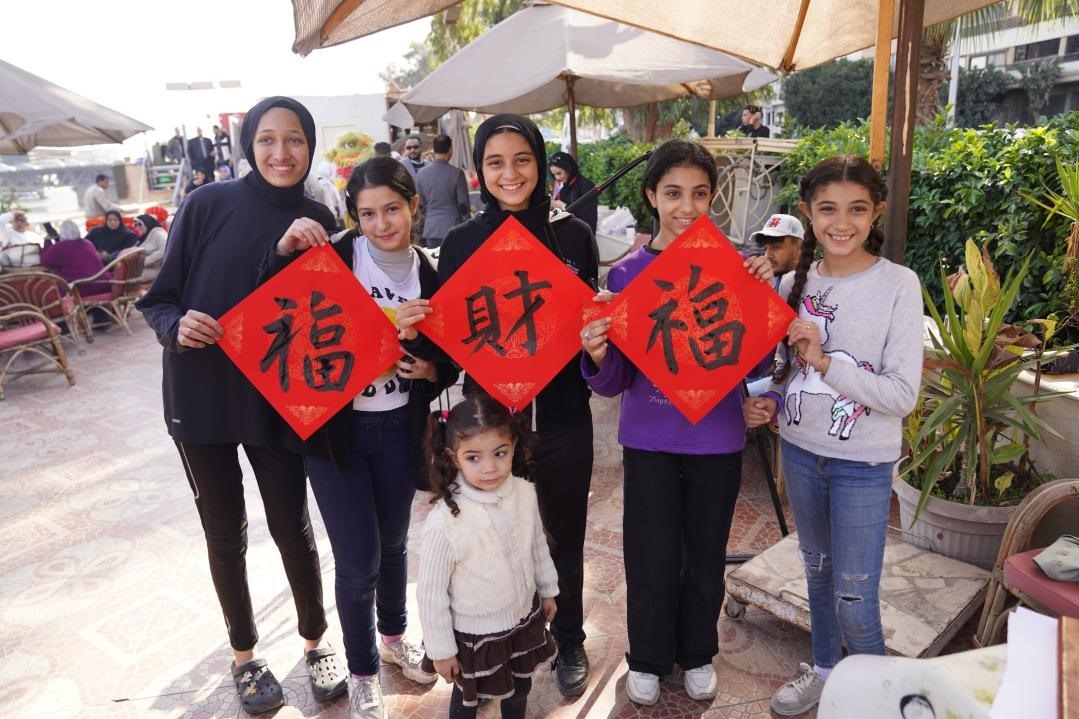 埃及民眾參與中國文化體驗活動。開羅中國文化中心供圖