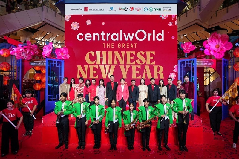 中泰嘉賓在活動開幕式上合影留念?；顒又鬓k方供圖