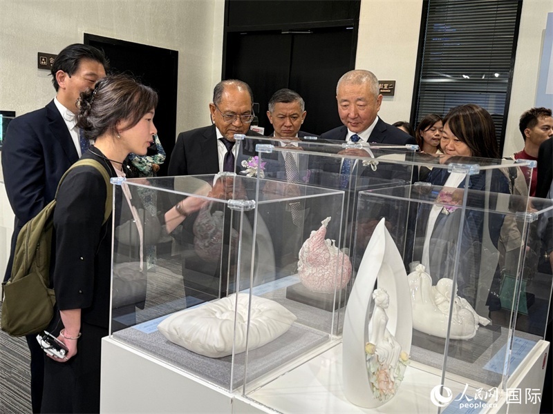 嘉賓在參觀展覽。 人民網(wǎng)記者 章念生攝