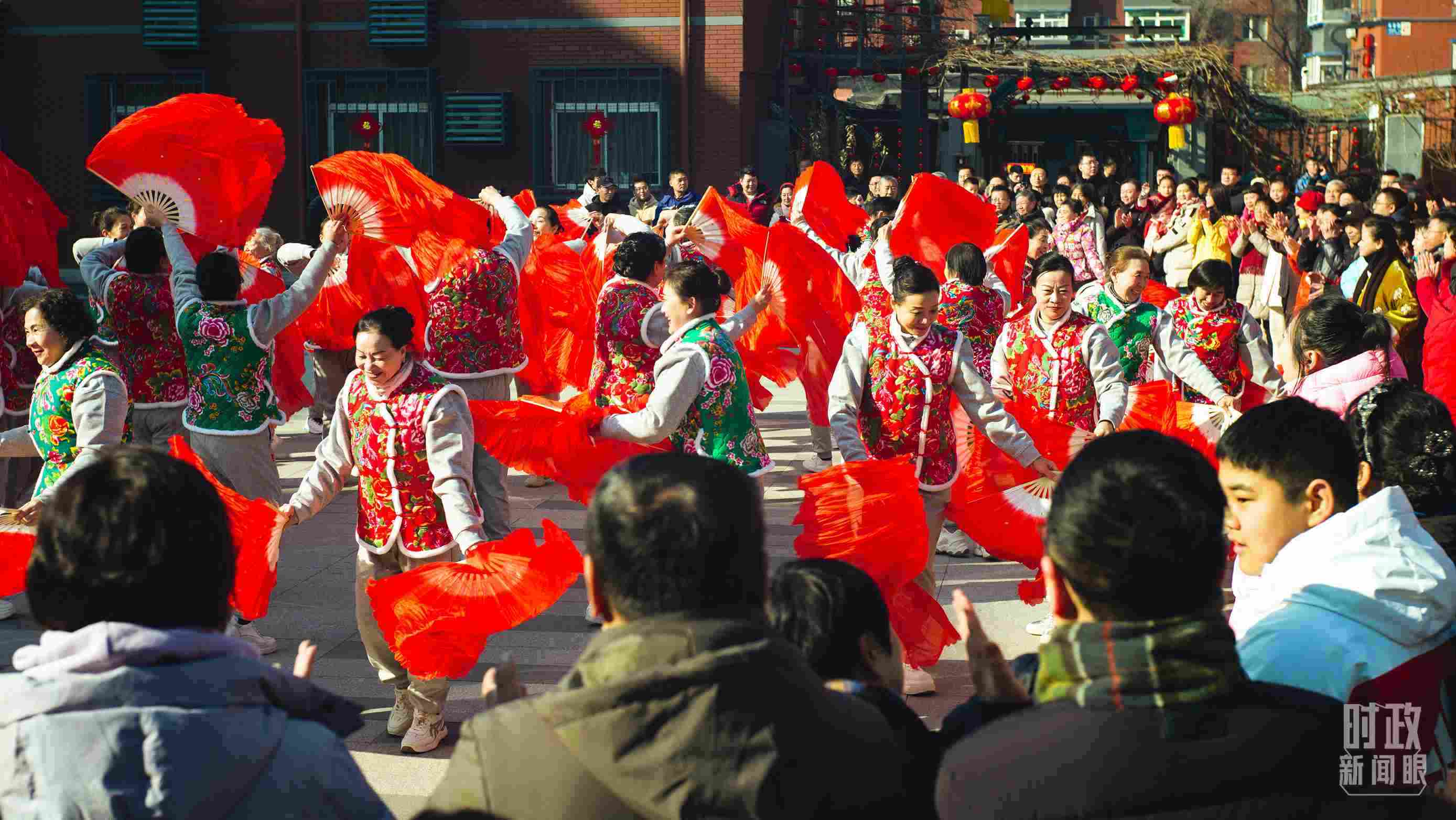 長(zhǎng)安小區(qū)文化廣場(chǎng)上，居民們扭起歡快的秧歌。（總臺(tái)央視記者彭漢明拍攝）