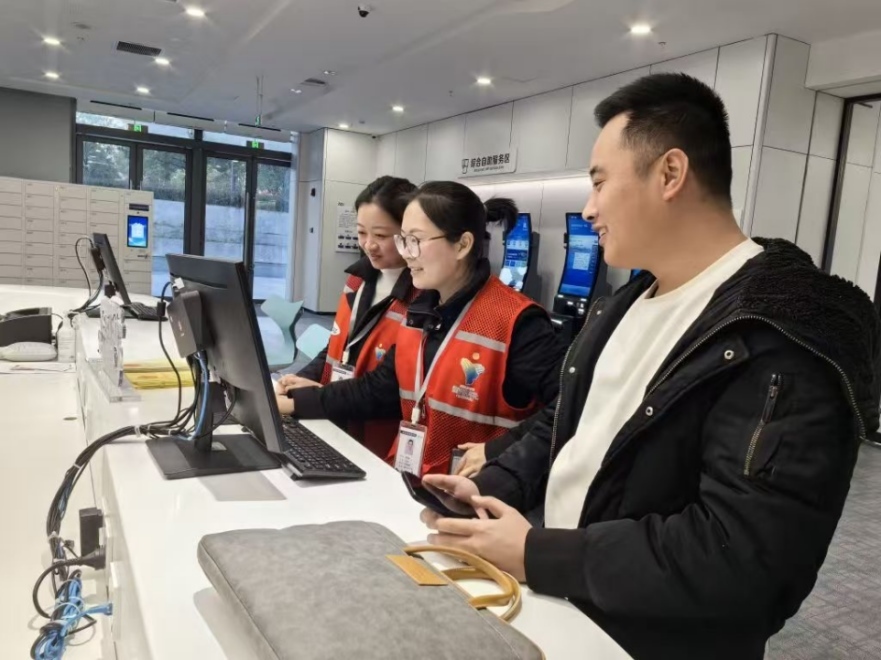 工作人員幫助企業(yè)辦理遷移申請網(wǎng)上填報。圖片來源：浙江衢州市市場監(jiān)督管理局