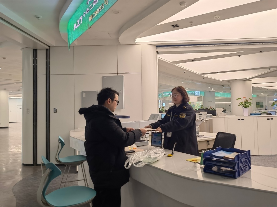 企業(yè)在出證窗口“一站式”領(lǐng)取變更后的營業(yè)執(zhí)照。圖片來源：浙江衢州市市場監(jiān)督管理局