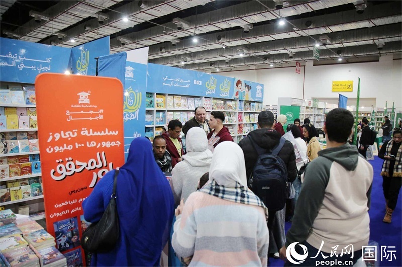 觀眾參觀書展展臺。人民網(wǎng)記者 黃培昭攝