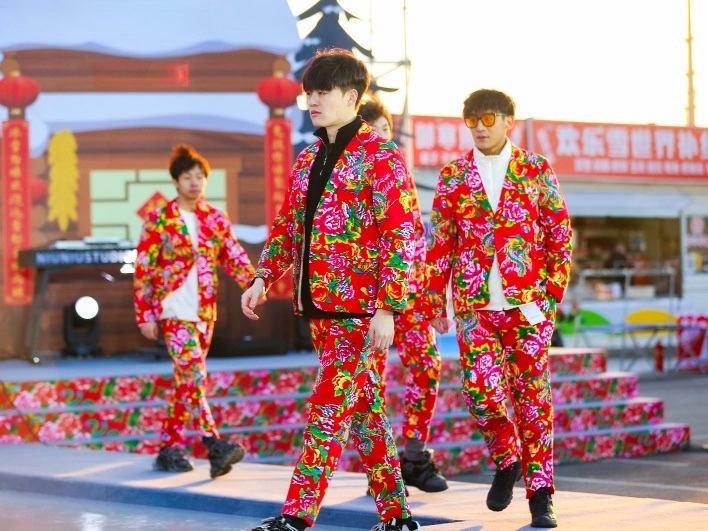 東北滑雪走秀現(xiàn)場。人民網(wǎng)記者 許維娜攝