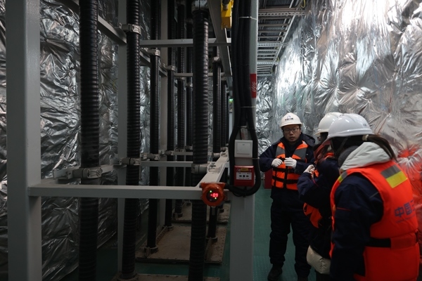 運(yùn)維人員在風(fēng)電場(chǎng)海上升壓站上進(jìn)行巡視檢查。受訪者供圖