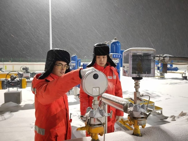 黑河作業(yè)區(qū)員工夜間對(duì)天然氣管道進(jìn)行巡檢。受訪者供圖