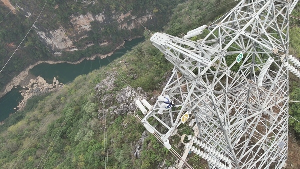 羅統(tǒng)在魯馬Ⅰ線1號(hào)塔上進(jìn)行帶電作業(yè)。受訪者供圖