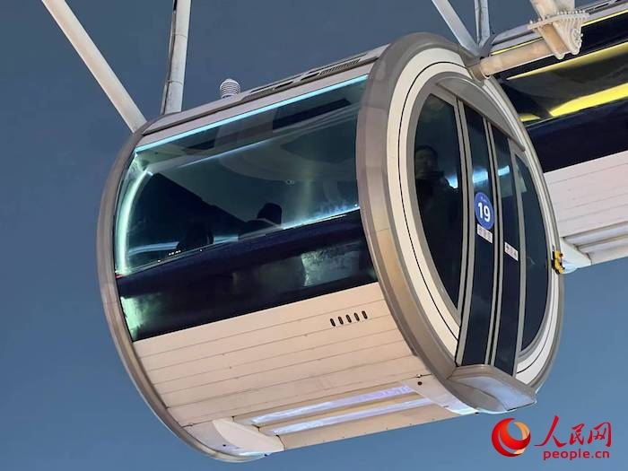 安裝了四要素微型氣象站的摩天輪轎廂。人民網(wǎng) 高清揚(yáng)攝