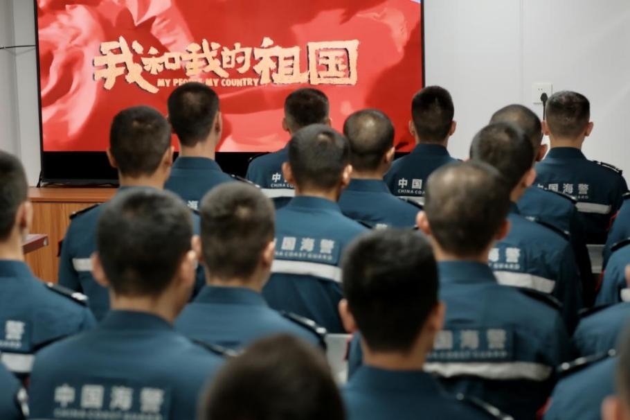 1月25日，中國(guó)海警海鷗艦組織艦上執(zhí)法員觀看紅色電影。