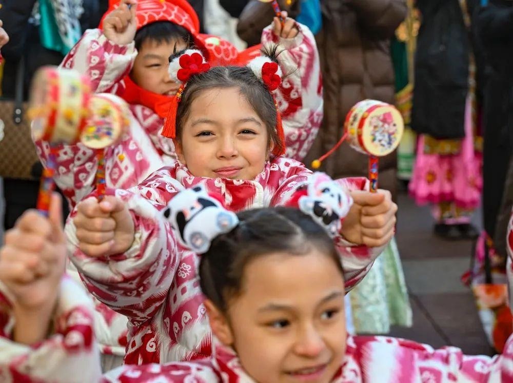 △新疆大巴扎社火迎新春，孩子們?cè)诂F(xiàn)場(chǎng)表演。