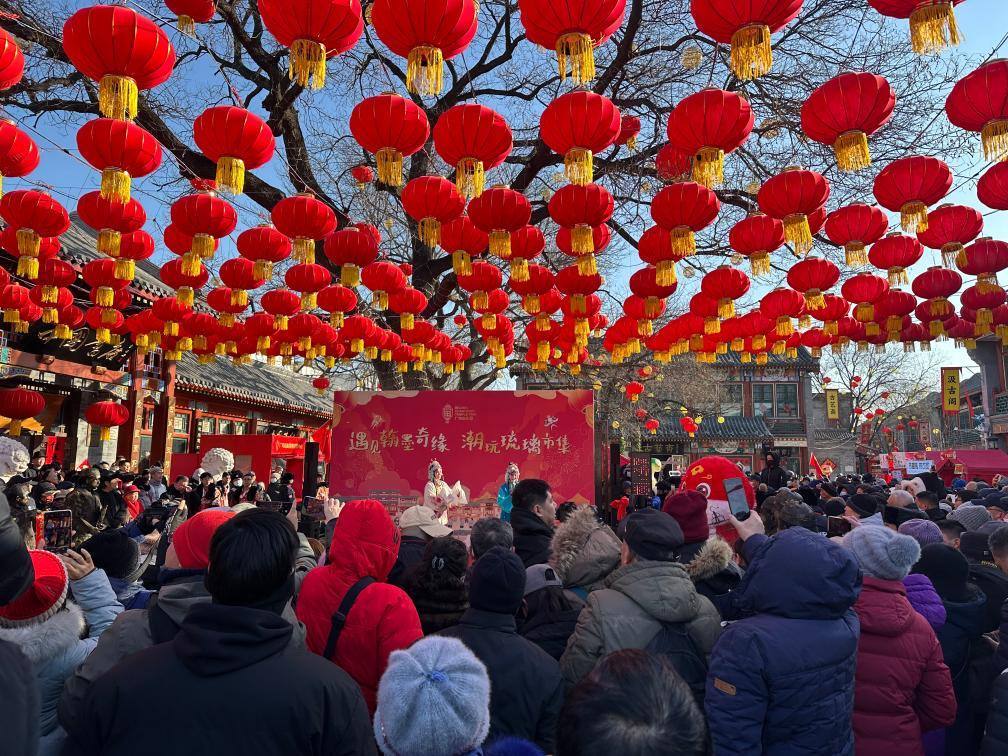 1月29日，市民游客在北京廠甸廟會(huì)感受濃濃年味。新華社記者 楊淑君 攝