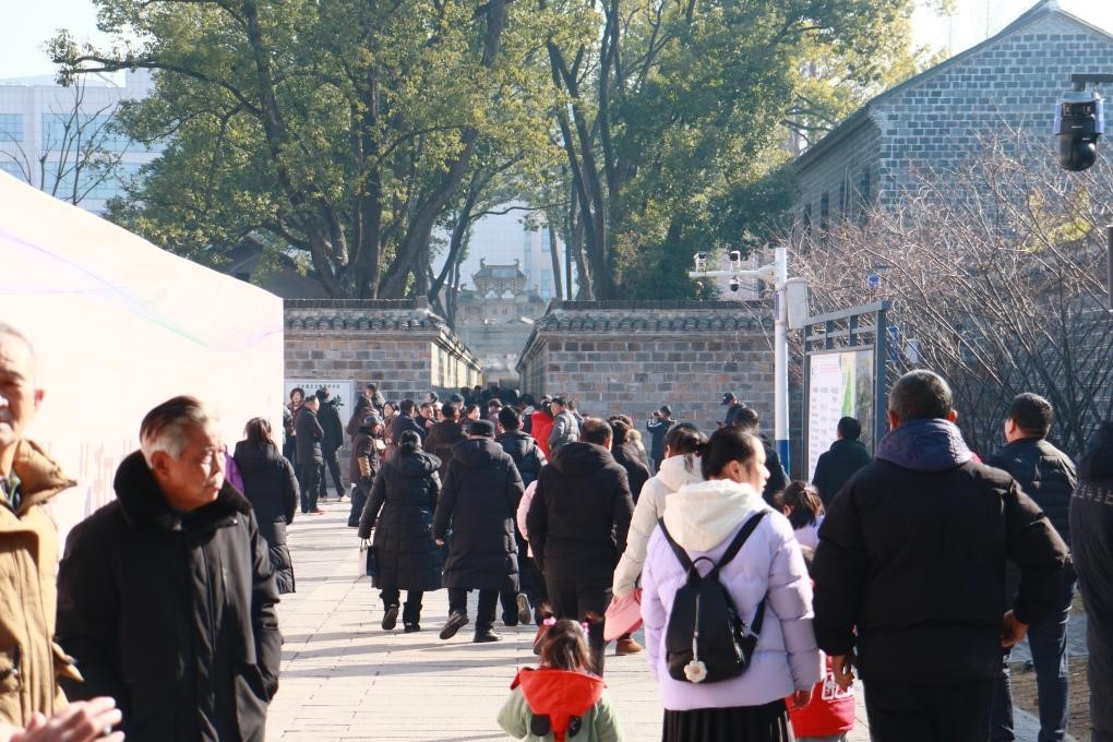 1月29日，游客在安徽省桐城市的六尺巷游覽。新華社記者 許諾 攝