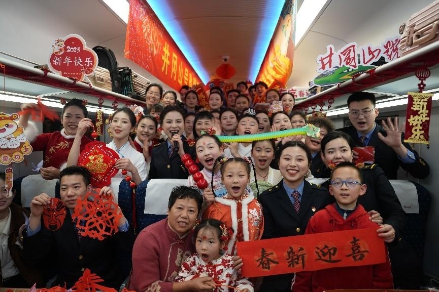 全體演職人員與旅客大合影。人民網 歐陽易佳攝