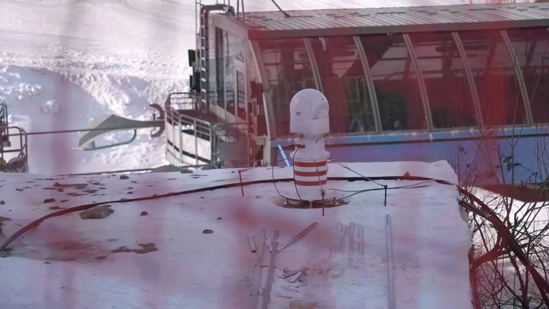 設(shè)在坡面障礙技巧和大跳臺(tái)雪道旁的激光測(cè)風(fēng)雷達(dá)。氣象部門供圖