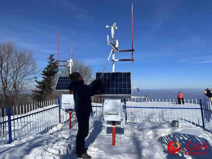 工作人員正在對(duì)氣象設(shè)備進(jìn)行日常維護(hù)。人民網(wǎng) 高清揚(yáng)攝