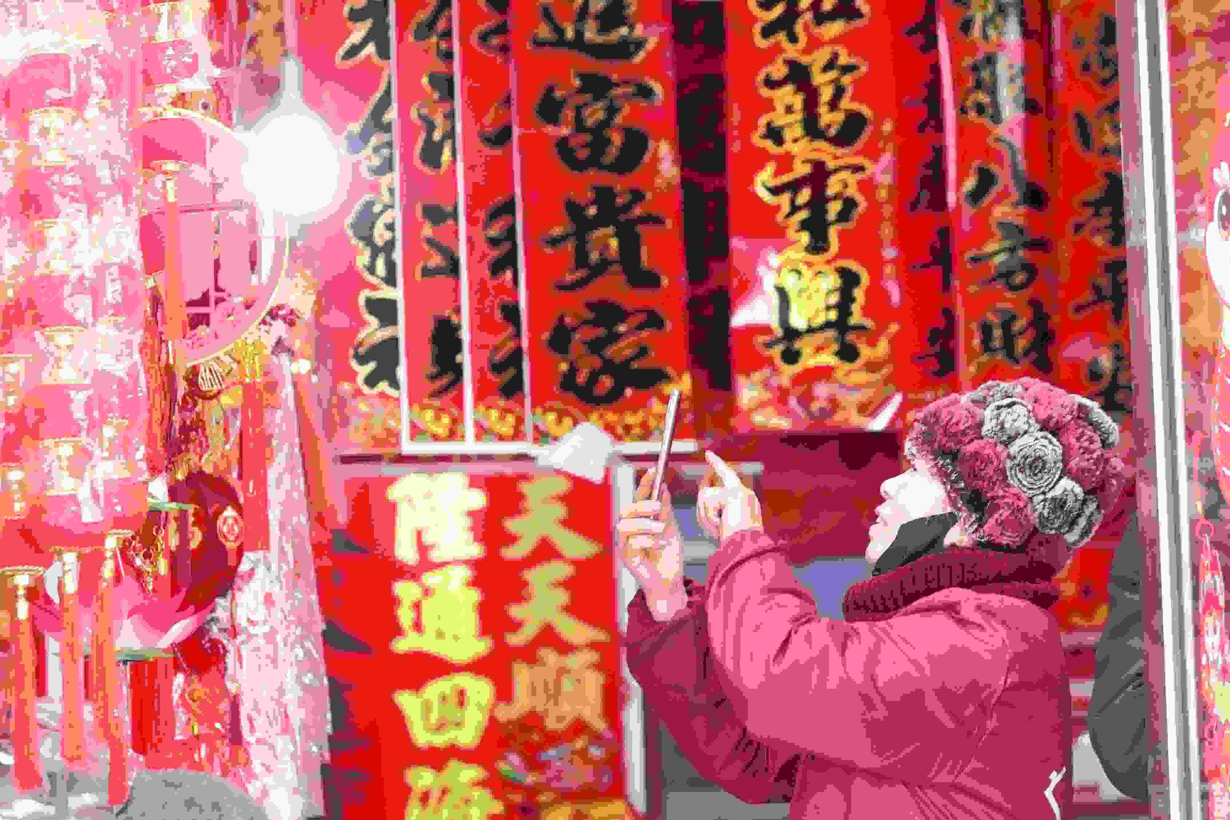 2025年1月5日，在山東省高密市夏莊鎮(zhèn)東李家村，商戶通過手機在網(wǎng)上推銷新春飾品。