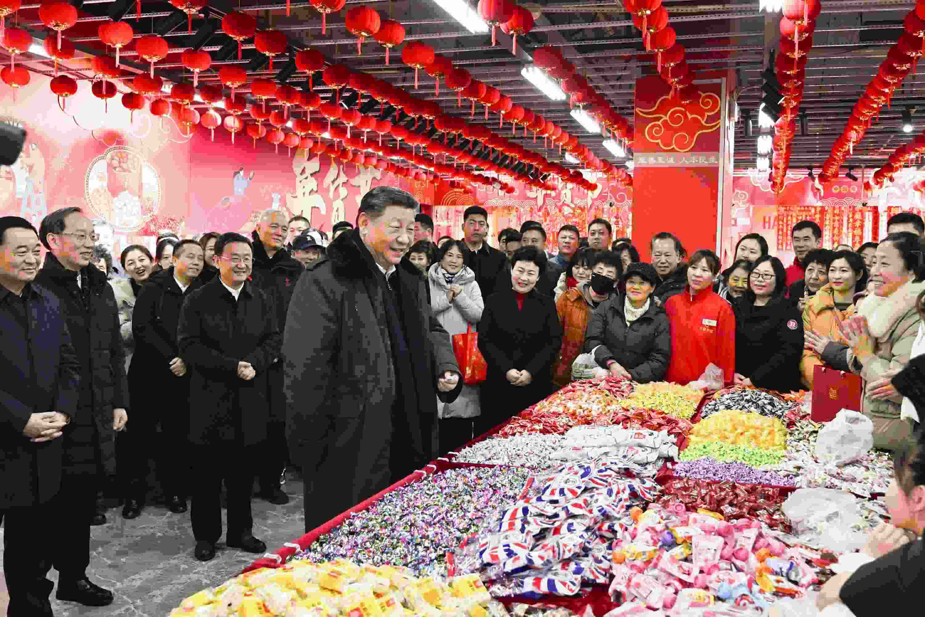 2025年1月23日，習(xí)近平總書記在遼寧沈陽大東副食品商場考察時(shí)，同店主和顧客親切交流，向大家致以新春祝福。