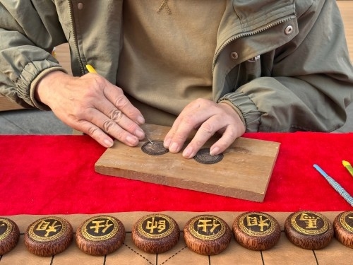 柯秋楓正在雕刻。人民網 陳葉欣攝