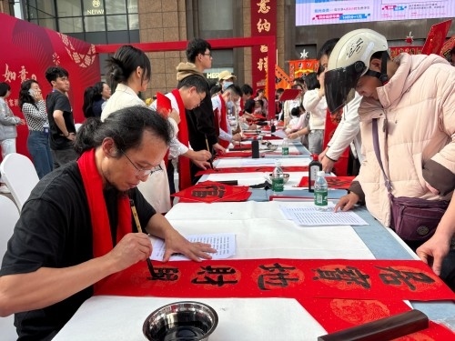 活動現場贈送春聯(lián)和福字。人民網 陳葉欣攝