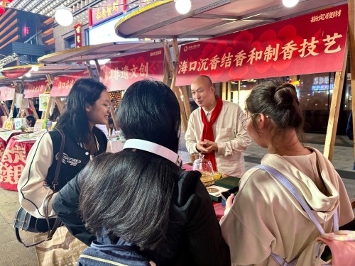 魏希望在非遺集市上介紹沉香。人民網 陳葉欣攝