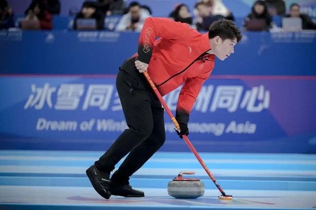 2月4日，中國隊選手王智宇在比賽中擦冰。新華社記者 江漢 攝